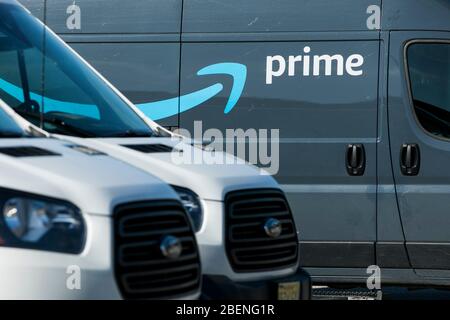 Amazon Prime Lieferwagen in Glen Burnie, Maryland am 6. April 2020 geparkt. Stockfoto