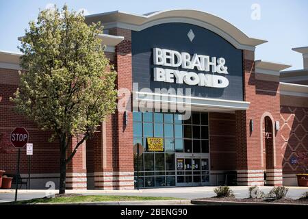 Ein Schild mit dem Titel „Store Closing“ vor dem Verkaufsladen „Bed Bath & Beyond“ in Stafford, Virginia, 2. April 2020. Stockfoto