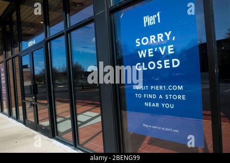 Ein Schild „Orry We've Closed“ vor einem ehemaligen Pier 1 Imports-Einzelhandelsgeschäft in Springfield, Virginia, am 2. April 2020. Stockfoto