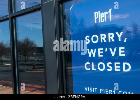 Ein Schild „Orry We've Closed“ vor einem ehemaligen Pier 1 Imports-Einzelhandelsgeschäft in Springfield, Virginia, am 2. April 2020. Stockfoto