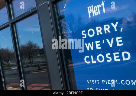 Ein Schild „Orry We've Closed“ vor einem ehemaligen Pier 1 Imports-Einzelhandelsgeschäft in Springfield, Virginia, am 2. April 2020. Stockfoto