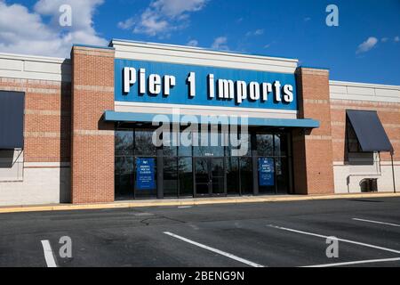 Ein Schild „Orry We've Closed“ vor einem ehemaligen Pier 1 Imports-Einzelhandelsgeschäft in Springfield, Virginia, am 2. April 2020. Stockfoto