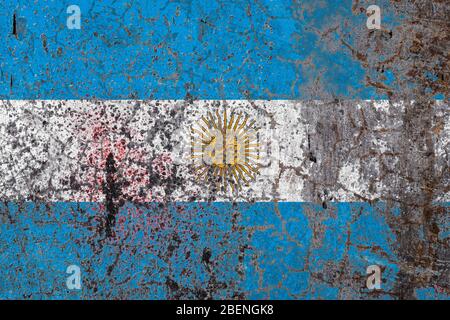 Nationalflagge von Argentinien auf altem abblätterndem Wandhintergrund.das Konzept des Nationalstolzes und des Symbols des Landes. Stockfoto