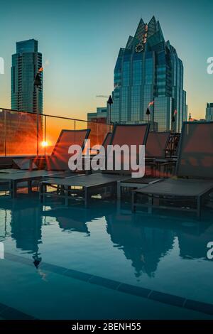 Austin, Texas USA - 27. Januar 2020: Blick auf den Pool auf dem Dach und die Skyline der Innenstadt mit dem Wahrzeichen Frost Bank Tower vom Westin Hotel bei Sonnenuntergang Stockfoto