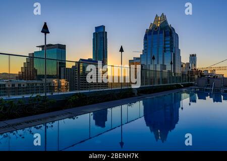Austin, Texas USA - 27. Januar 2020: Blick auf den Pool auf dem Dach und die Skyline der Innenstadt mit dem Wahrzeichen Frost Bank Tower vom Westin Hotel bei Sonnenuntergang Stockfoto