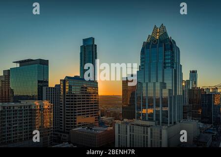 Austin Texas USA - 27. Januar 2020: Blick auf die Dächer der Stadt und die Skyline der Innenstadt mit dem Wahrzeichen Frost Bank Tower vom Westin Hotel bei Sonnenuntergang Stockfoto