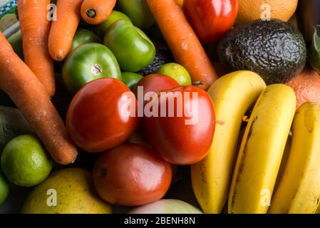 Draufsicht verschiedene frische Früchte und Gemüse Bio auf der Tischplatte Stockfoto