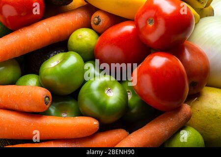 Draufsicht verschiedene frische Früchte und Gemüse Bio auf der Tischplatte Stockfoto