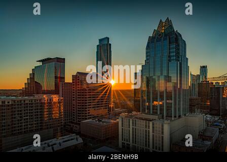 Austin Texas USA - 27. Januar 2020: Blick auf die Dächer der Stadt und die Skyline der Innenstadt mit dem Wahrzeichen Frost Bank Tower vom Westin Hotel bei Sonnenuntergang Stockfoto