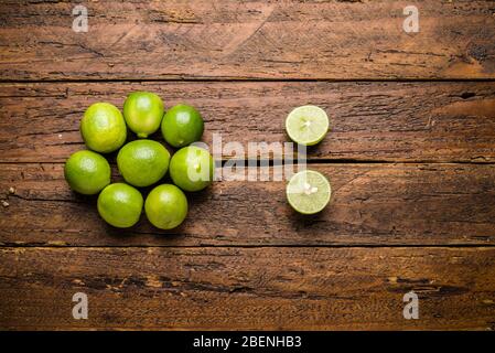 Draufsicht Frische Bio-Zitrone auf der Tischplatte Stockfoto