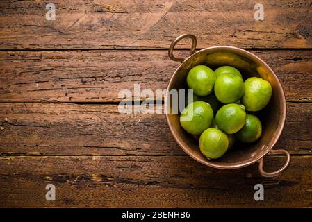 Draufsicht Frische Bio-Zitrone auf der Tischplatte Stockfoto