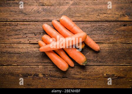 Draufsicht Frische Bio-Karotten auf Holztisch Stockfoto