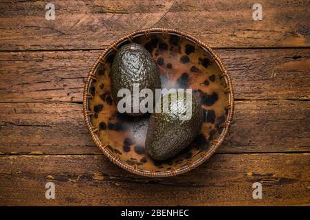Draufsicht Frische Bio Avocado auf Holztisch Stockfoto