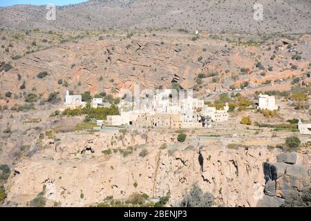 Ein traditionelles terrassenförmiges Dorf auf dem Saiq Plateau von Jebel Akhdar im Hajar-Gebirge von Oman. Stockfoto
