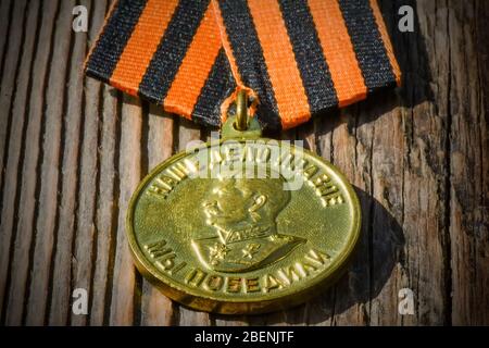 Medaille 'für den Sieg über Deutschland im Großen Vaterländischen Krieg 1941–1945' auf hölzernem Hintergrund. WWII UdSSR militärischen Preis, Joseph Stalin Profil in der Stockfoto