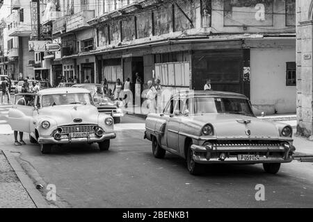 Bunte amerikanische Autos füllen einen engen Rahmen im Centro Havana (Kuba) eines Morgens im November 2015. Stockfoto