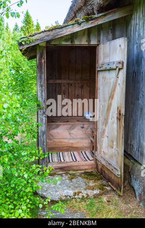 Alte Plumpsklo in der Landschaft Stockfoto