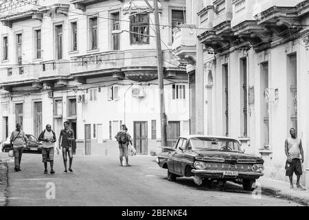 Ein schwarzer Chevrolet balanciert im November 2015 auf drei Rädern auf der Straßenseite in Havanna, Kuba. Stockfoto