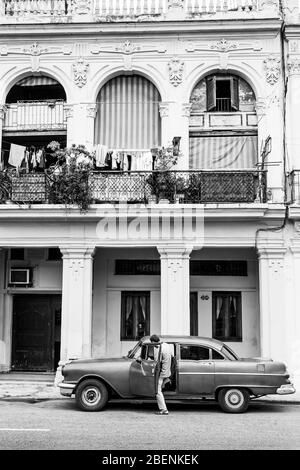 Ein lokaler Mann steigt im November 2015 in Centro Havana, Kuba, ein. Stockfoto