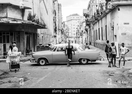 Blick über die Calle Consulado in Cento Havanna, Kuba als klassisches Auto vorbei einige Einheimische auf den Straßen. Im November 2015 gefangen genommen. Stockfoto