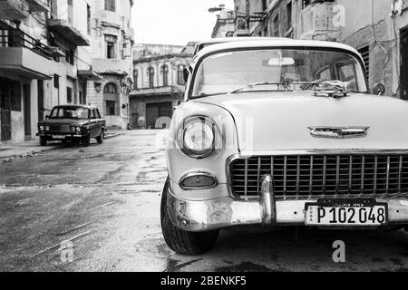 Der himmelblaue Oldtimer (aus den 50er Jahren aus Amerika importiert) stand auf der Seite einer typischen Straße im Centro Havana, Kuba Stockfoto