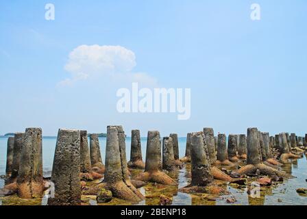 Wellenbrecher Blöcke am Meer in der Bucht von Jakarta Stockfoto