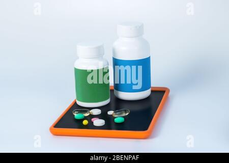 Zwei verschiedene Flaschen Vitamine auf dem Smartphone Stockfoto