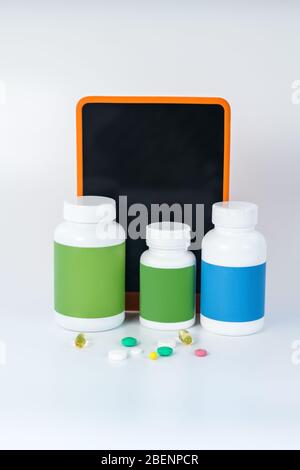 Drei Flaschen Vitamine neben dem Smartphone Stockfoto