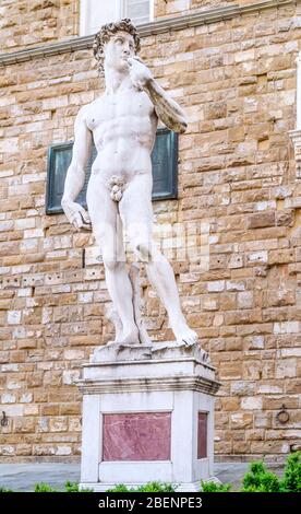 Die Replik von Michelangelos David auf der Piazza della Signoria, dem historischen Zentrum von Florenz, Italien Stockfoto