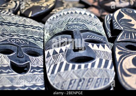 Dekorative Festmasken aus Holz von der Insel Coron in Palawan, Philippinen Stockfoto