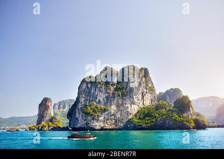 Großes Boot in der Nähe von Tropical Islands, an einem sonnigen Tag in der Andaman Sea, Thailand Stockfoto