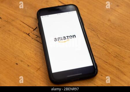 Paris, Frankreich - Februar 20, 2020: Handy, das die Amazon-Website auf Holzgrund zeigt Stockfoto