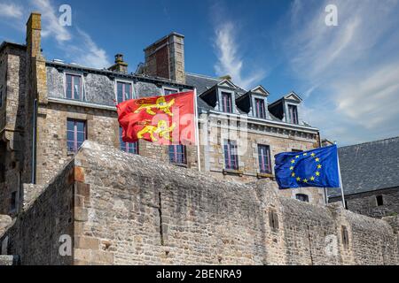 Normannische und europäische Flaggen auf den Wällen von Saint Malo, Frankreich Stockfoto