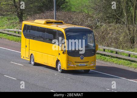 2015 Mercedes-Benz Actros Busfahrt; Intercity und Interregional Busbetreiber auf der Autobahn M6, Großbritannien Stockfoto