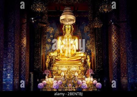 Golden Buddha Statue in der Halle der Tempel in Bangkok, Thailand Stockfoto