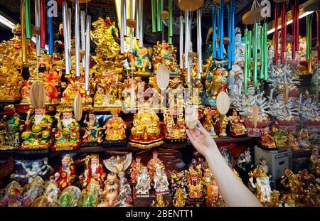 Hand der touristische Betrieb traditionellen Glocken am Markt mit Souvenirs in Bangkok, Thailand Stockfoto