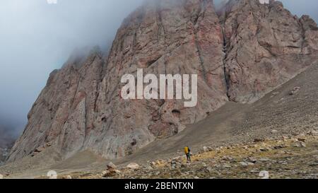 Die Südfelsen des Shahdagh-Berges im Kaukasus. Das Foto wurde im Shahdagh Nationalpark in Aserbaidschan aufgenommen. Stockfoto