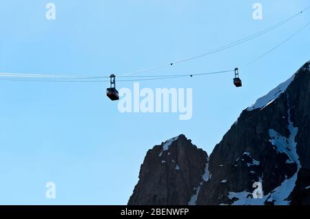 Symbol für soziale Distanz, zwei Kabinen der Brevent Seilbahn über einem tiefen Abgrund, Planpraz, Chamonix, Haute-Savoie, Frankreich Stockfoto