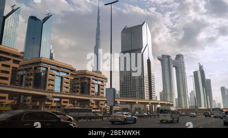 Fahren Sie in Dubai entlang der Sheikh Zayed Road. Stockfoto