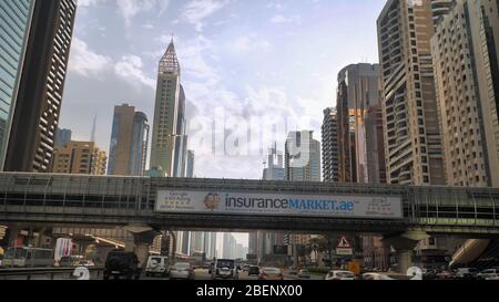 Dubai, VAE - 14. Dezember 2019: Fahren Sie entlang der Sheikh Zayed Road in Dubai. Stockfoto