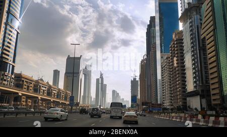 Dubai, VAE - 14. Dezember 2019: Fahren Sie entlang der Sheikh Zayed Road in Dubai. Stockfoto