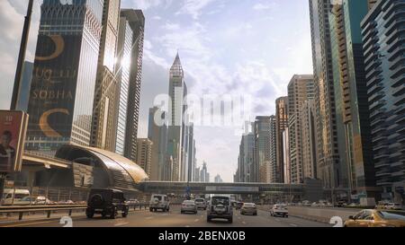 Dubai, VAE - 14. Dezember 2019: Fahren Sie entlang der Sheikh Zayed Road in Dubai. Stockfoto