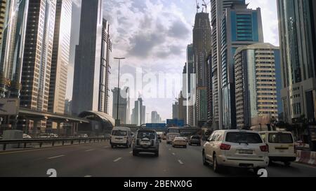 Dubai, VAE - 14. Dezember 2019: Fahren Sie entlang der Sheikh Zayed Road in Dubai. Stockfoto