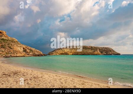 Unglaubliche Aussicht auf den besten Strand in Lampedusa, einer paradiesischen Insel südlich von Sizilien, Teil der Pelagie-Inseln Stockfoto