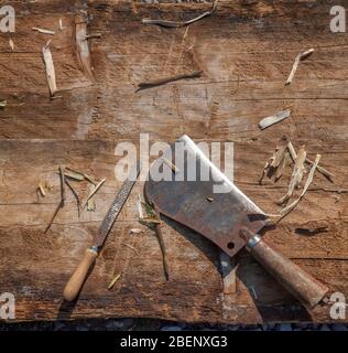 Beil und Raspel auf Holztisch im Vintage-Stil Stockfoto