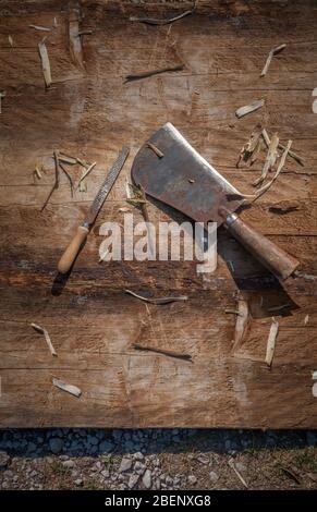 Beil und Raspel auf Holztisch im Vintage-Stil Stockfoto