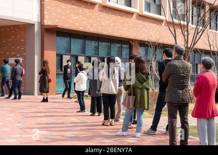 Uiwang Si, Südkorea. April 2020. Menschen, die Gesichtsmasken tragen, um die Ausbreitung der Coronavirus-Warteschlange im Wahllokal zu verhüten, um während der Parlamentswahlen für ihre Führer zu stimmen. Südkorea hält heute seine Parlamentswahlen ab und wird als erstes Land, das nationale Wahlen inmitten der Coronavirus-Pandemie abgehalten hat, zu Protokoll geben. Quelle: SOPA Images Limited/Alamy Live News Stockfoto