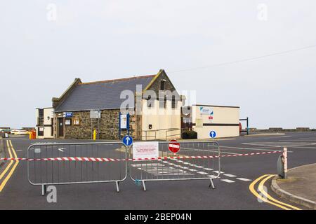 11. April 2020 das aus Stein gebaute Bootshaus und Hafenamt im Groomsport Harbour in der Grafschaft Down Nordirland wurde während der Covid 19-Sperre geschlossen Stockfoto