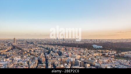 Luftdrohne von Bezirken Neuilly sur seine in Paris mit Tour Eiffel Montparnasse Jardin Aklimatation in Boulogne Wälder Stockfoto