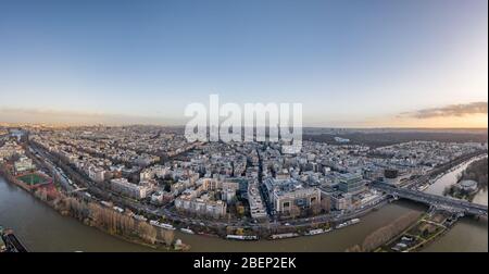 Luftdrohne Fischauge von Bezirken Neuilly sur seine in Paris mit Tour Eiffel Montparnasse Jardin Acclimatation in Boulogne Wälder Stockfoto